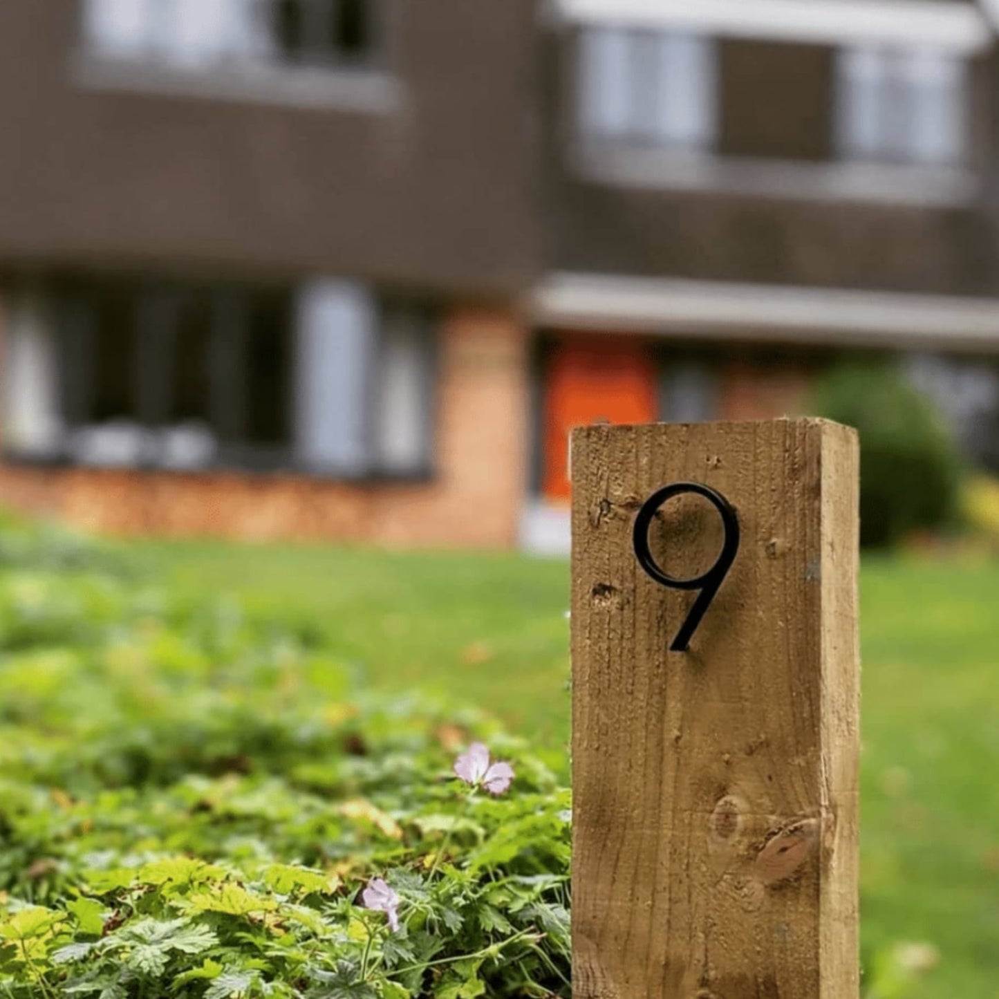 Zwarte Huisnummer Plaquette – Minimalistisch Design – Duurzaam – Voor Buitengebruik