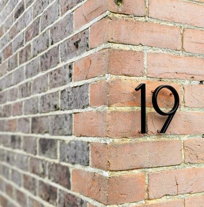 Zwarte Huisnummer Plaquette – Minimalistisch Design – Duurzaam – Voor Buitengebruik