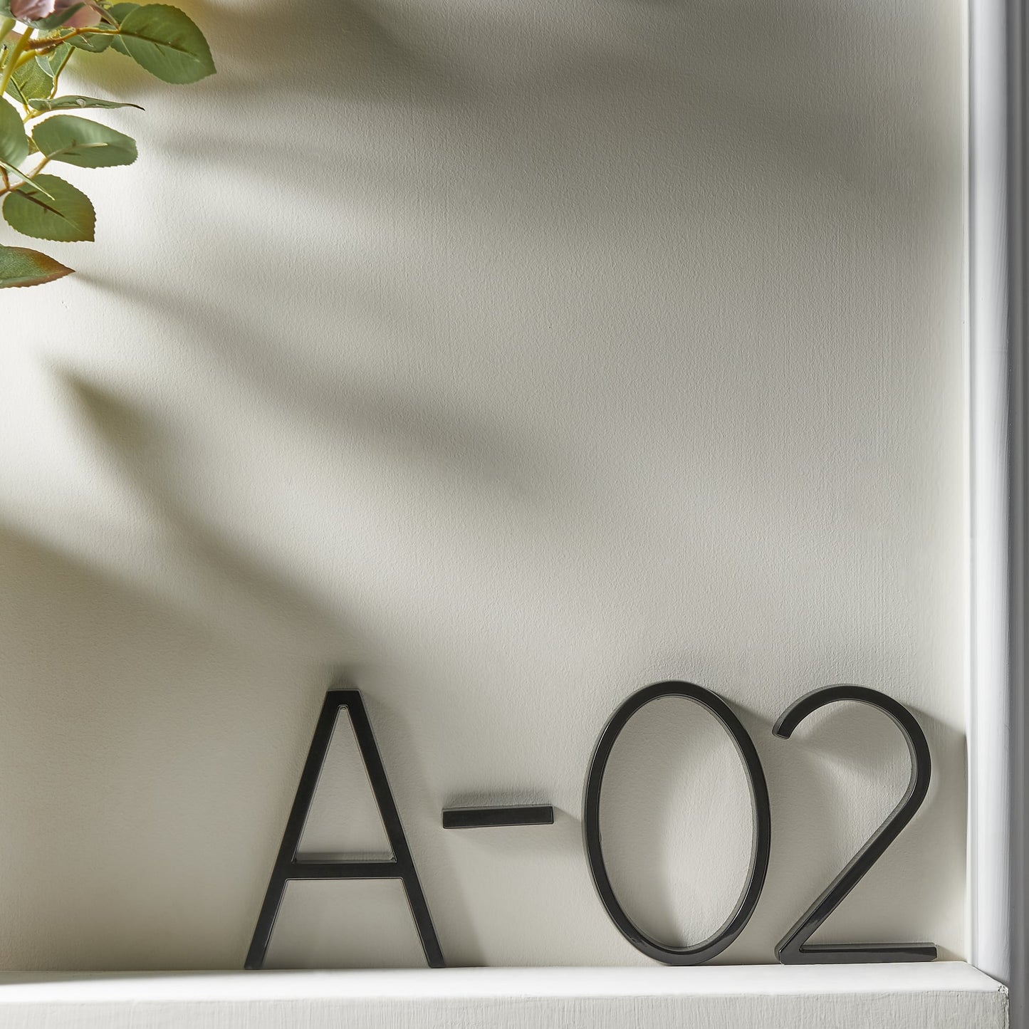Zwarte Huisnummer Plaquette – Minimalistisch Design – Duurzaam – Voor Buitengebruik