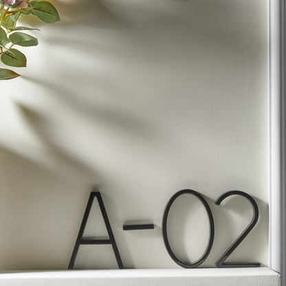 Zwarte Huisnummer Plaquette – Minimalistisch Design – Duurzaam – Voor Buitengebruik