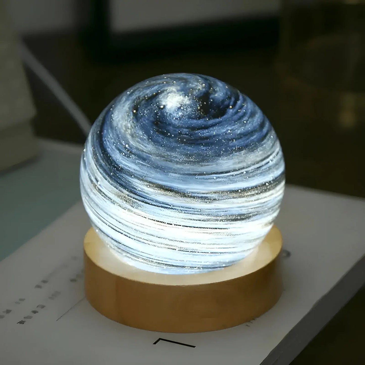 Sfeervolle 3D Planeetlamp – Met Houten Basis – Voor Kamerdecoratie